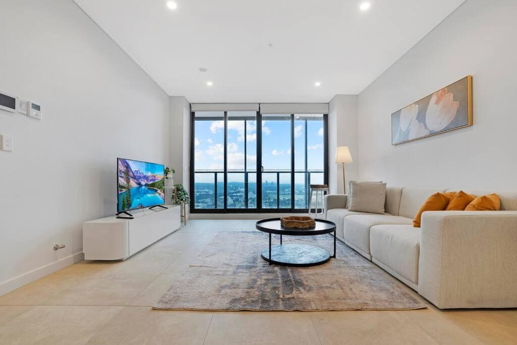 Apartment Modern 2br With Views & Pool Near Parramatta