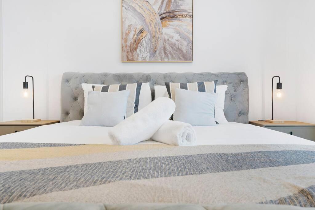 Modern 2br With Views & Pool Near Parramatta Apartment *