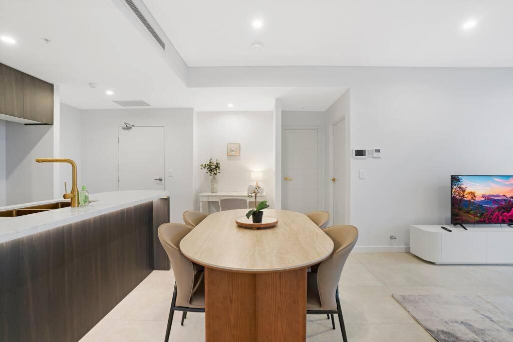 Modern 2br With Views & Pool Near Parramatta *