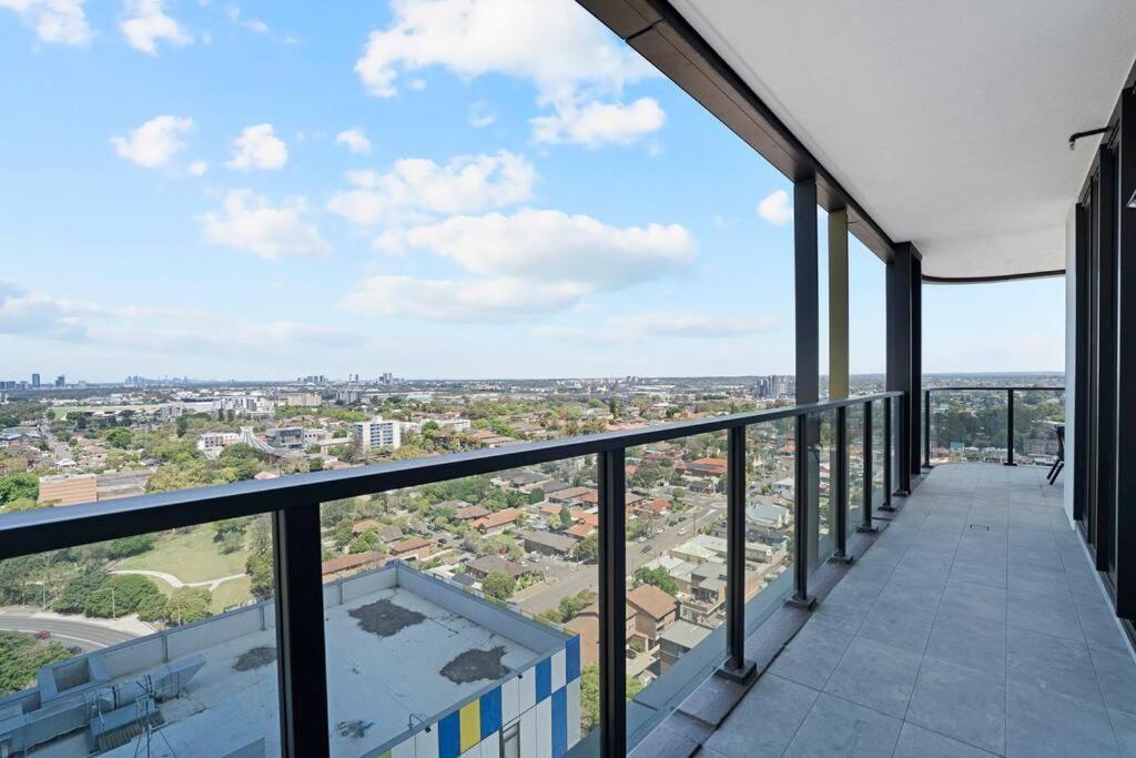 Modern 2br With Views & Pool Near Parramatta