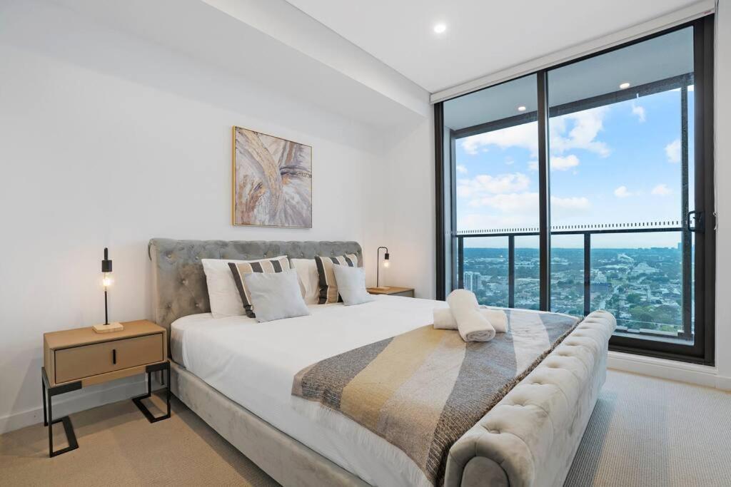Modern 2br With Views & Pool Near Parramatta Apartment *