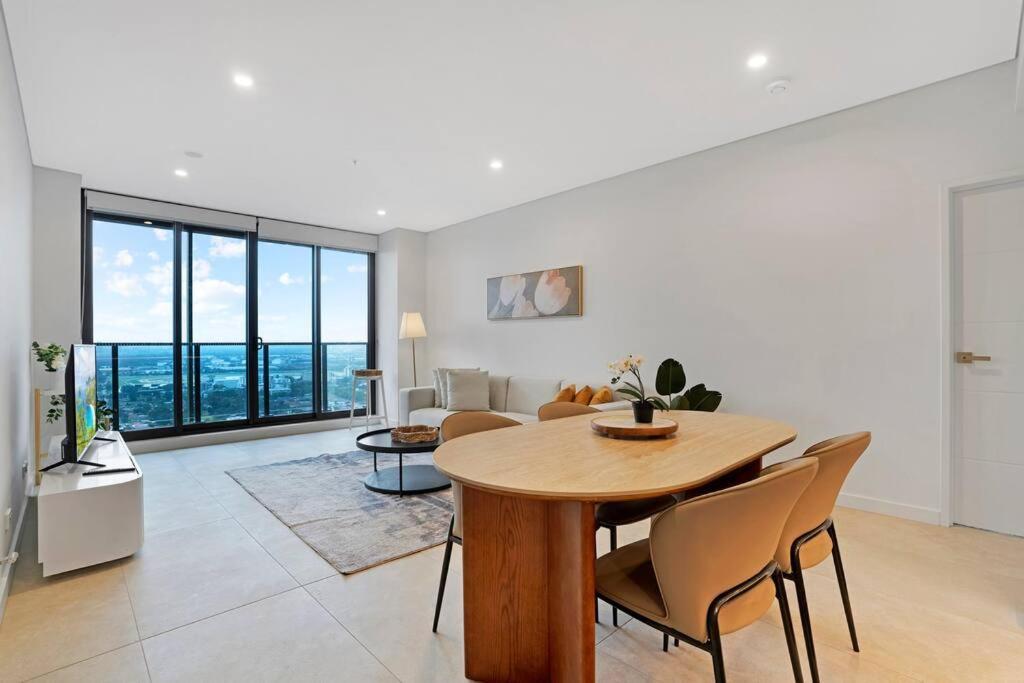 Apartment Modern 2br With Views & Pool Near Parramatta *