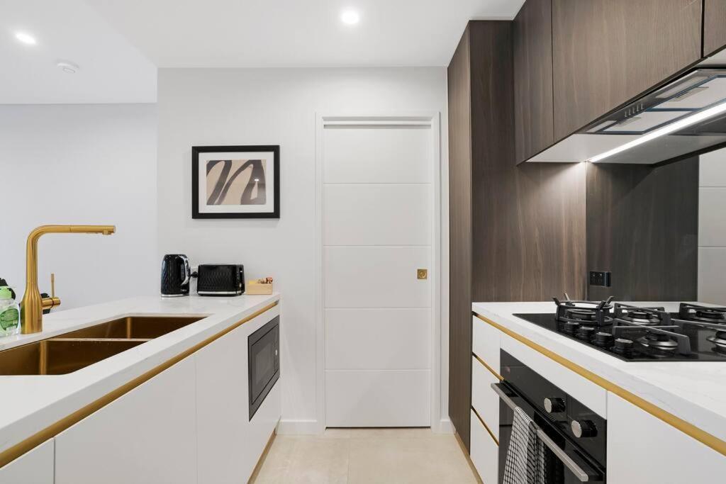 Modern 2br With Views & Pool Near Parramatta *