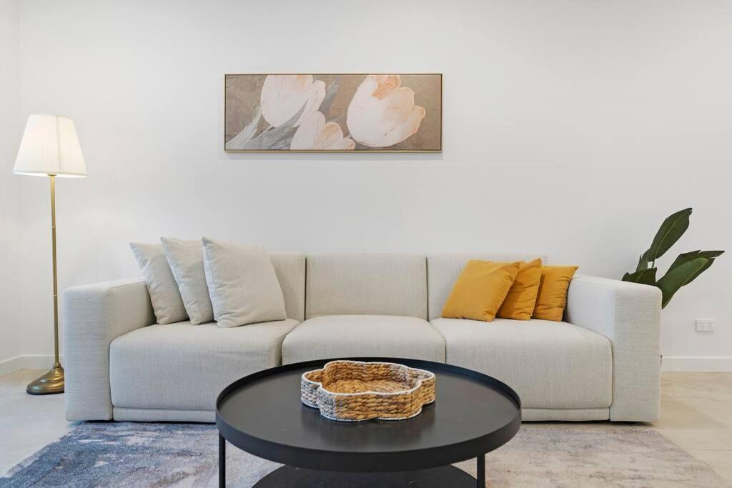 Modern 2br With Views & Pool Near Parramatta *