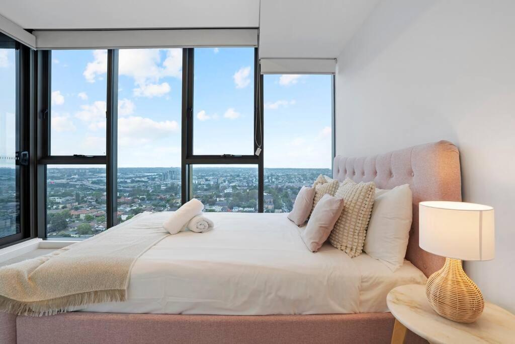 Modern 2br With Views & Pool Near Parramatta Apartment