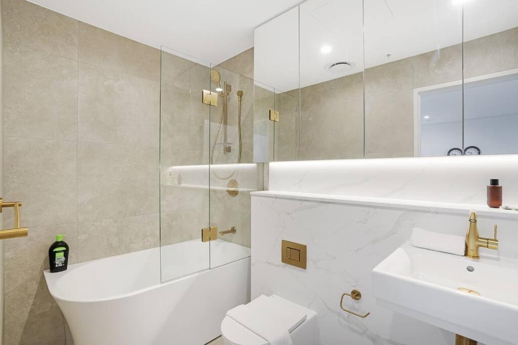 Apartment Modern 2br With Views & Pool Near Parramatta