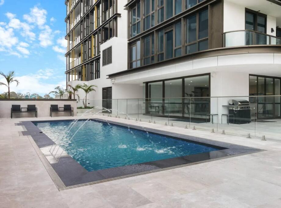 Modern 2br With Views & Pool Near Parramatta Apartment *