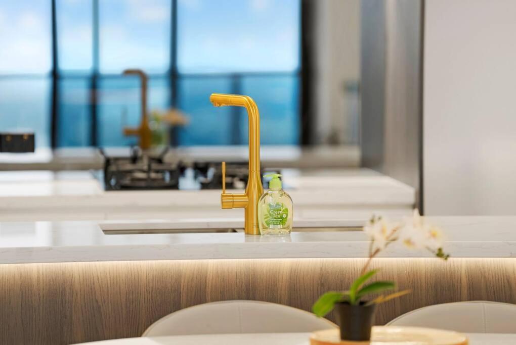 Apartment Modern 2br With Views & Pool Near Parramatta *