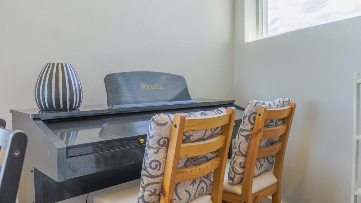 F3 Lovely One For Family Or Friend With Parking Sydney