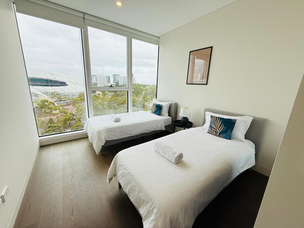 Olympic Park Gem 2 Bedroom Condo-parking, Pool Gym 10 *