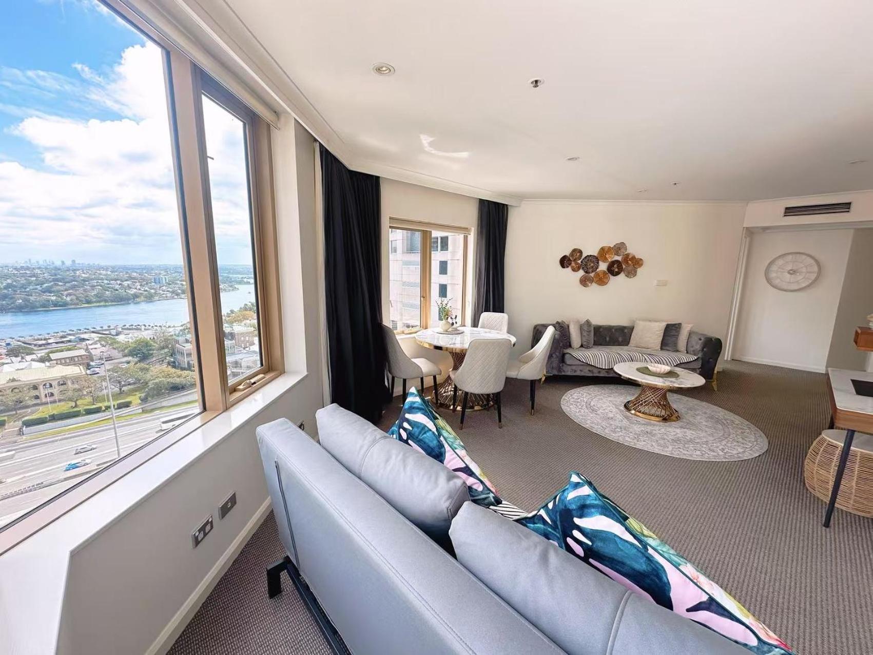 Fancy With Water View In The Rocks