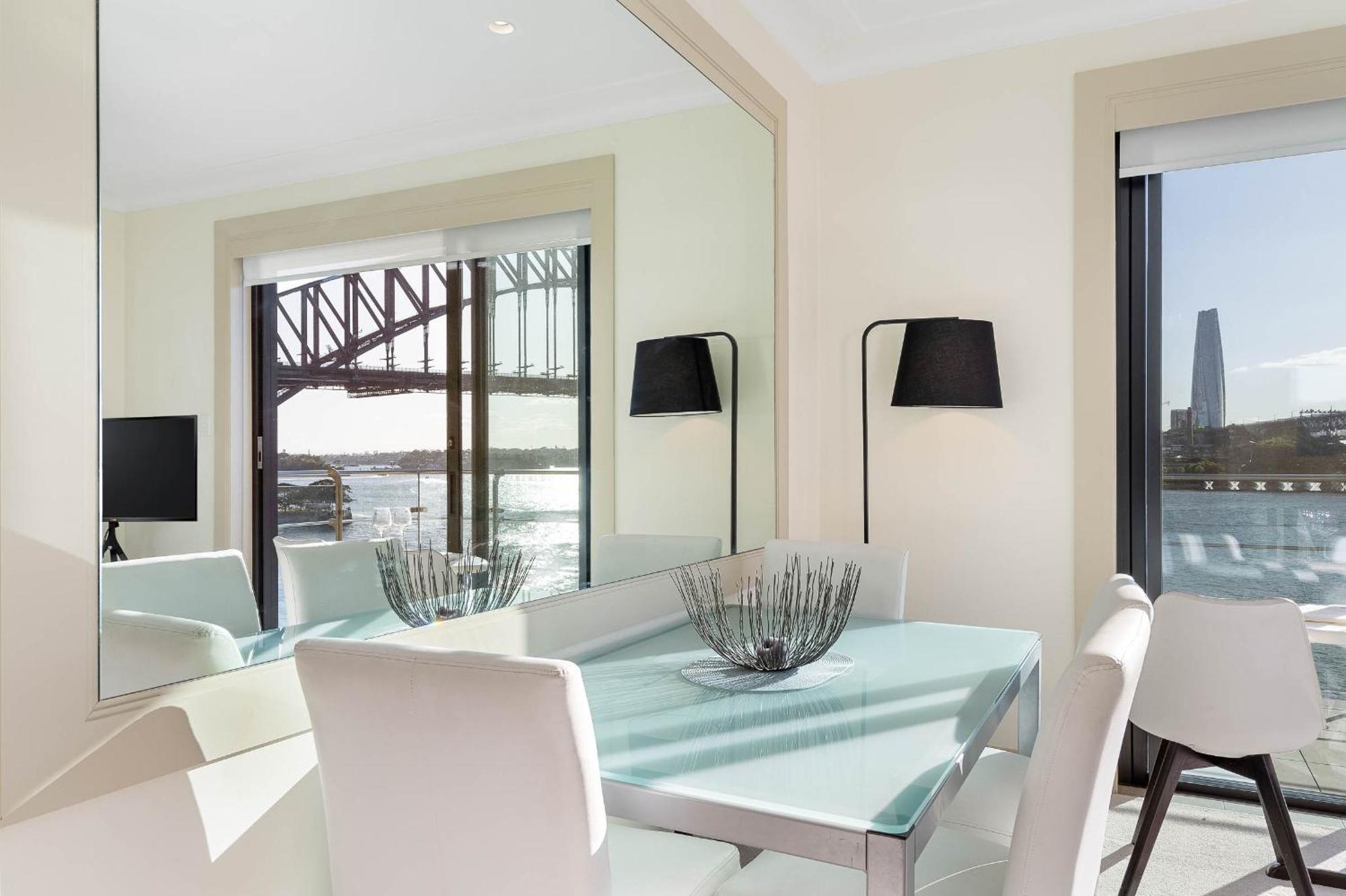 Reflections - World Class 360 Harbour Views! Sidney