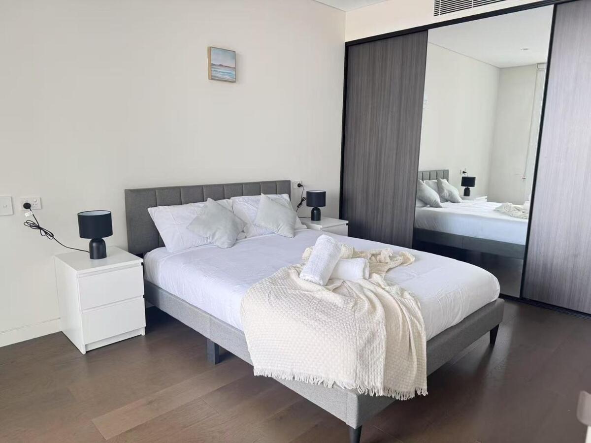 New In Olympic Park With Pool And Gym Sidney
