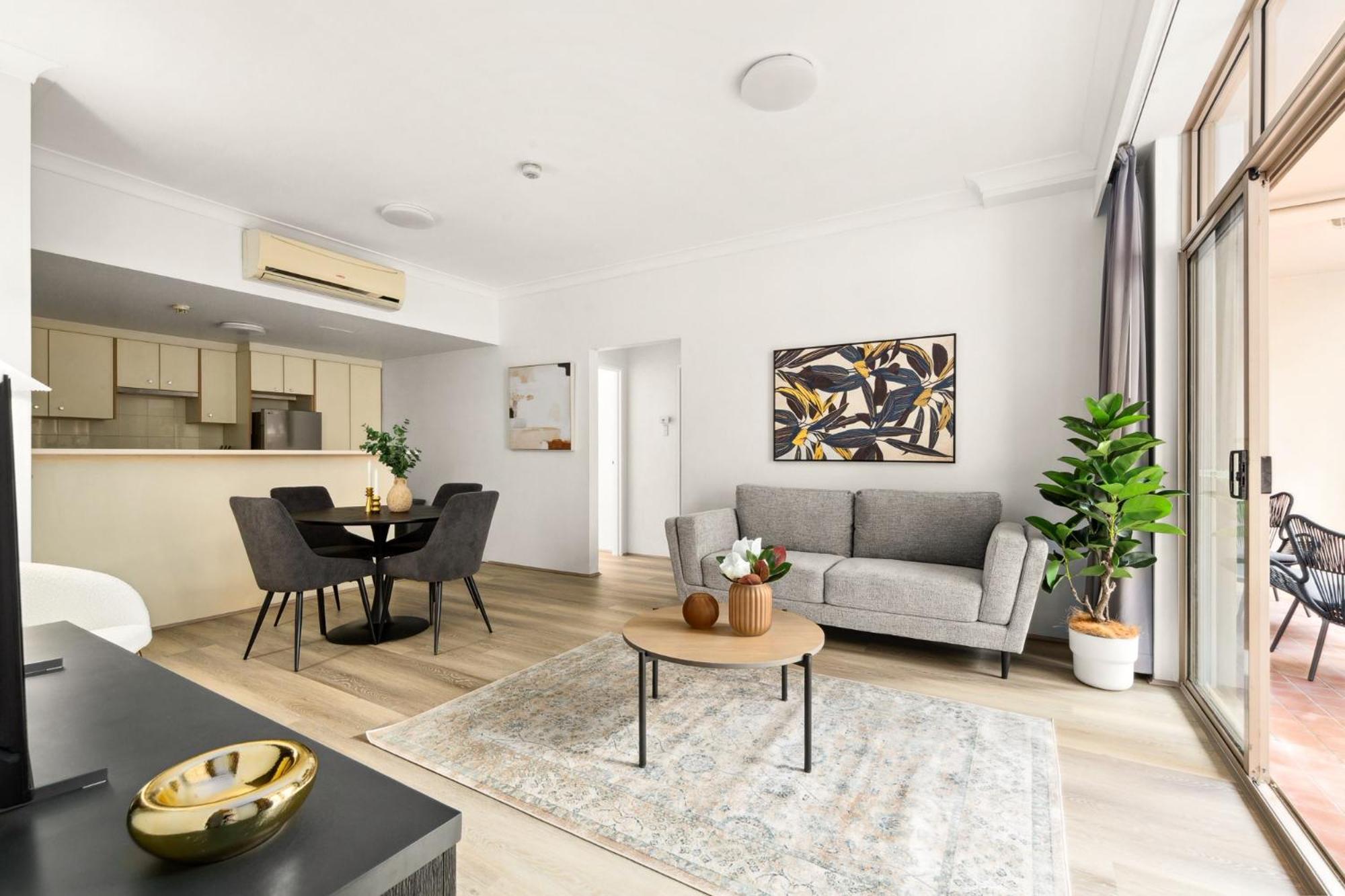 Bright Inner-west With Pool Access Apartment *