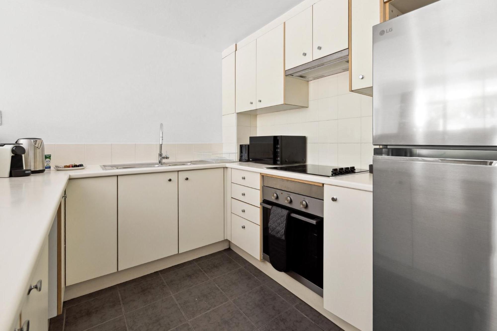 Apartment Bright Inner-west With Pool Access *