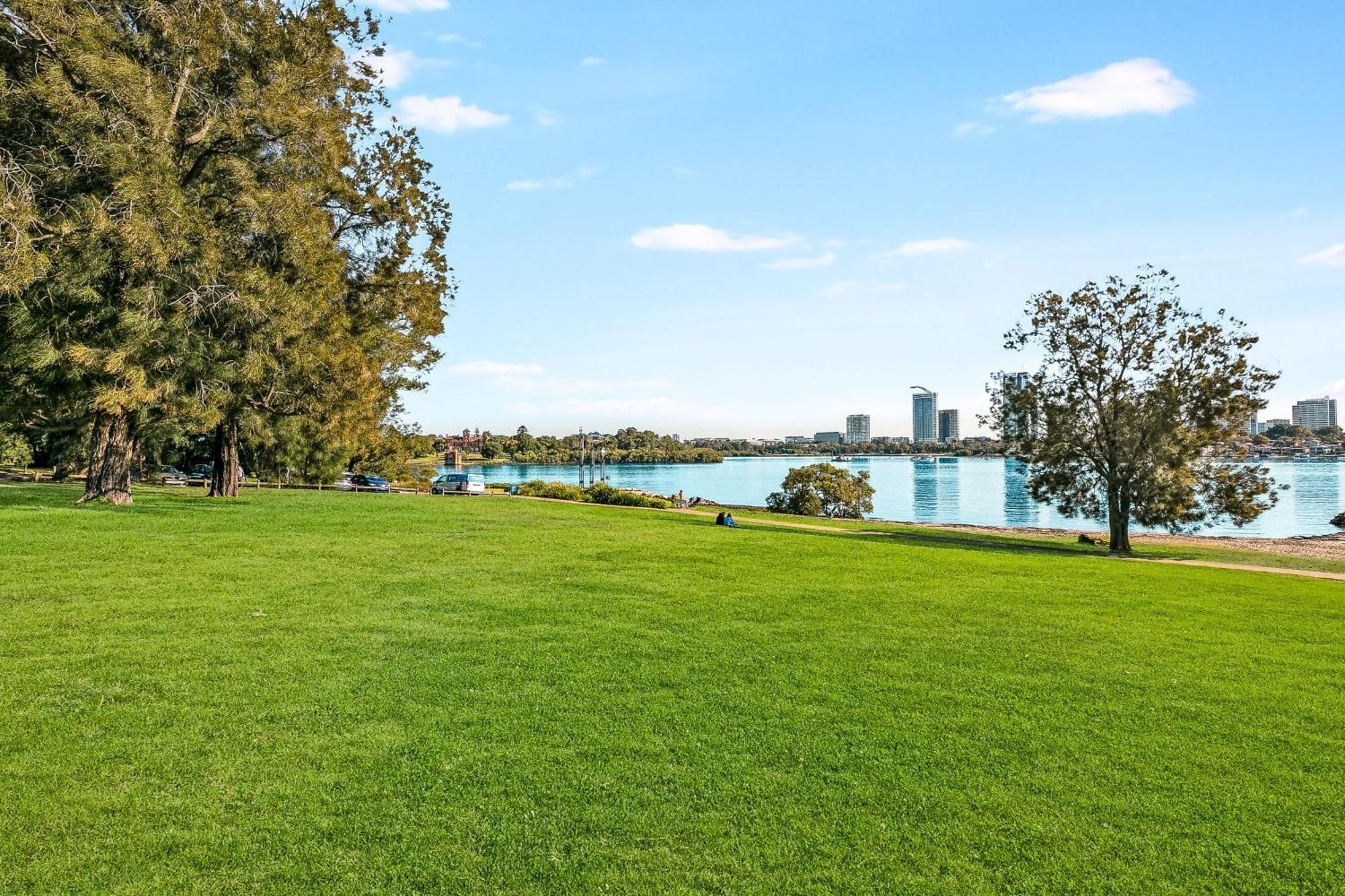 Spacious Putney Studio-2 Beds, Short Drive To Parklands & Olympic Sydney