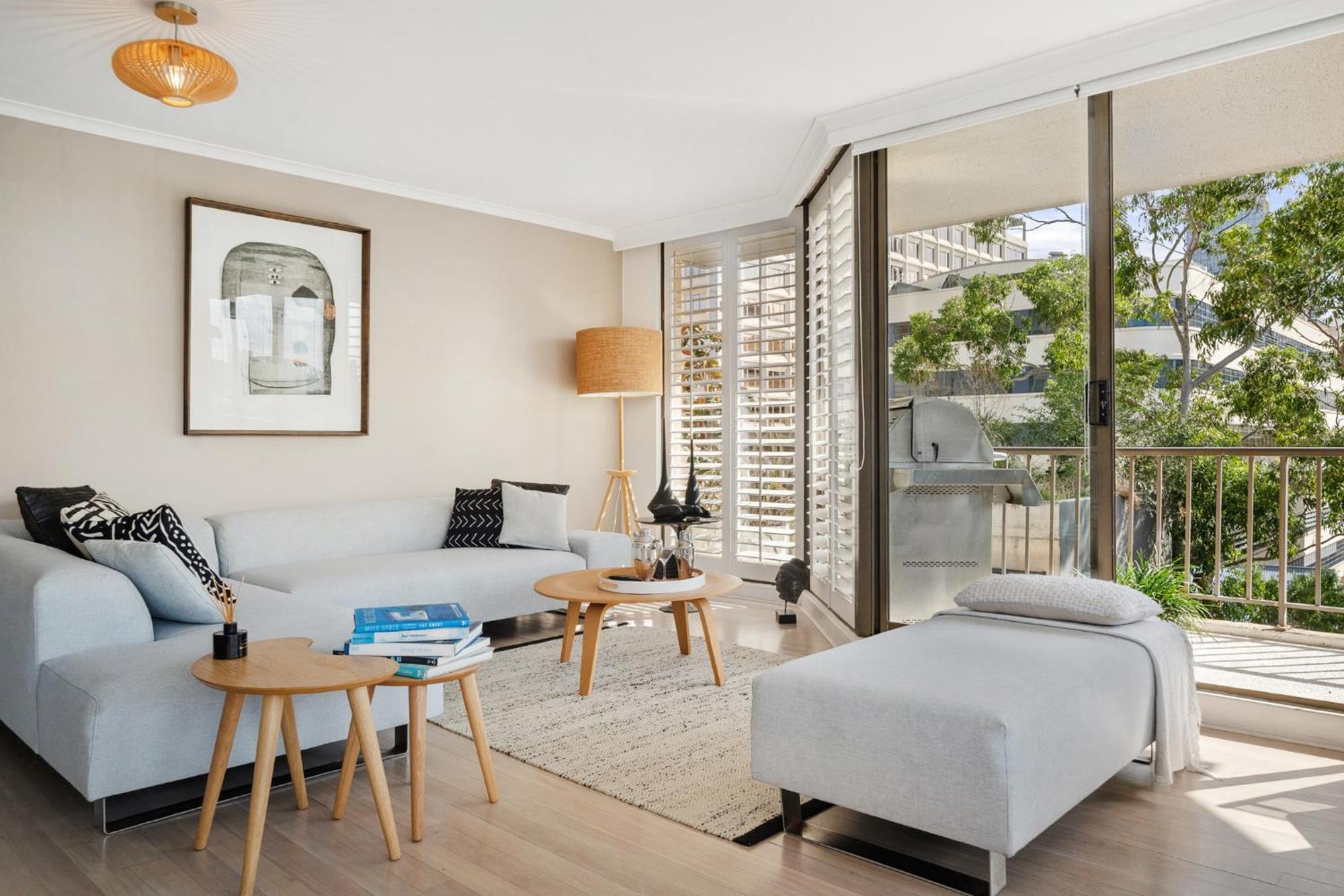 Inner Harbour Views With Parking Apartment