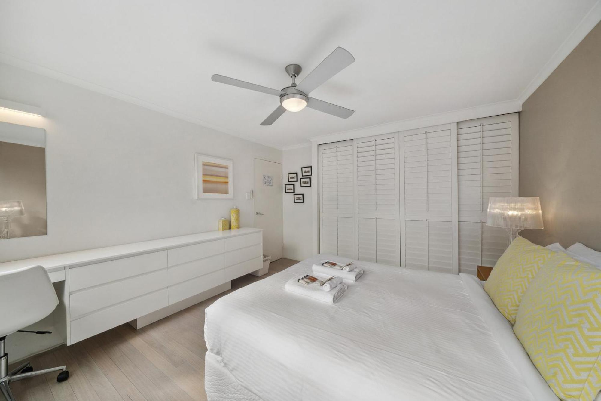 Inner Harbour Views With Parking Apartment