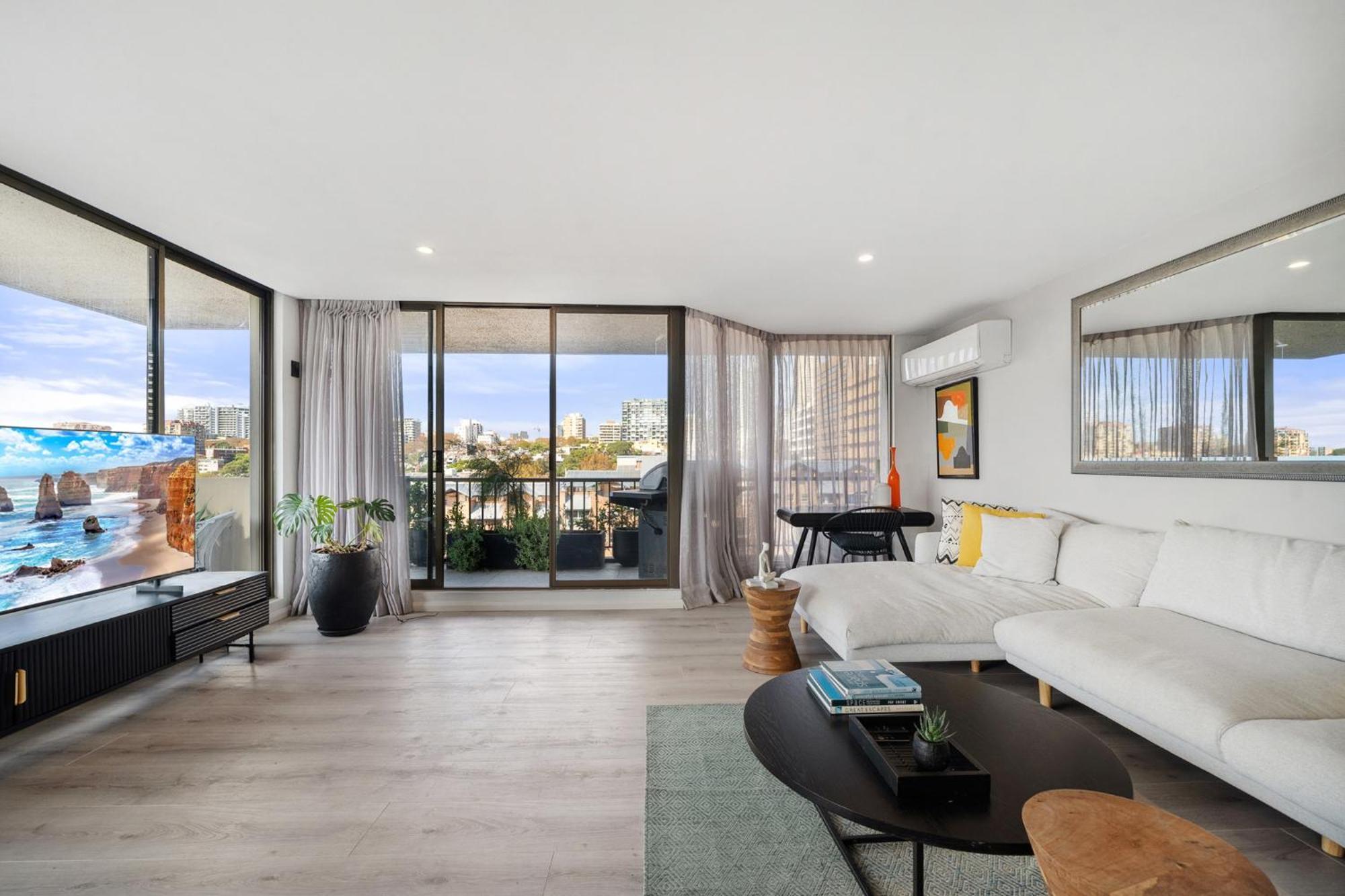 Inner Harbour Views With Parking Apartment