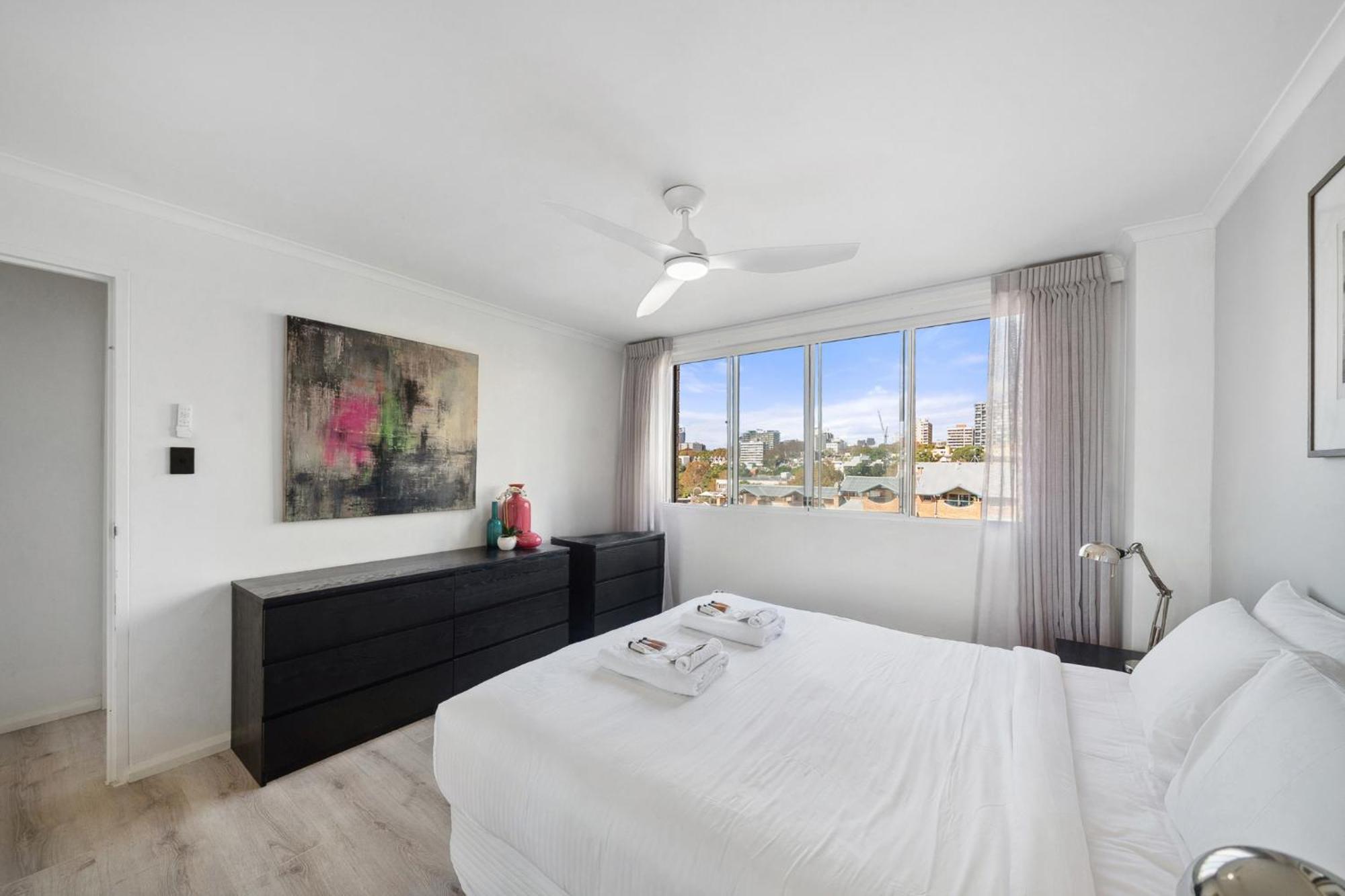 Inner Harbour Views With Parking Apartment *