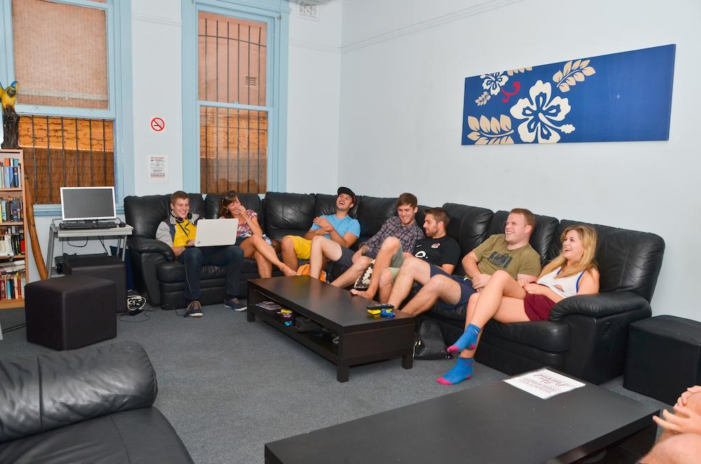 Blue Parrot Youth Hostel Sydney