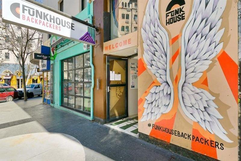 Mad Monkey Downtown Albergue