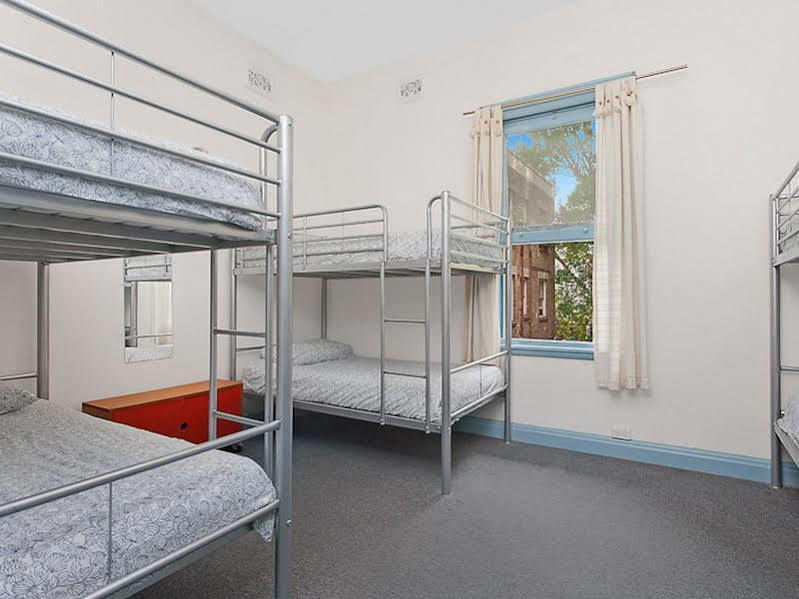 Blue Parrot Youth Hostel *