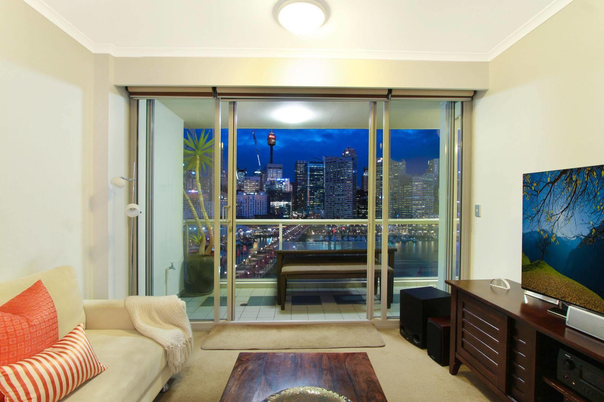 Darling Harbour Waterfront Apartment *