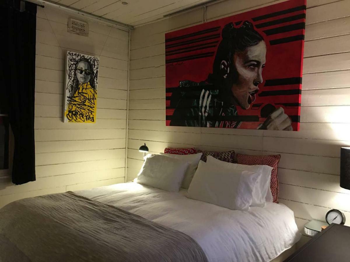 Pop Artist's Concept Store On Darling Street Holiday home *