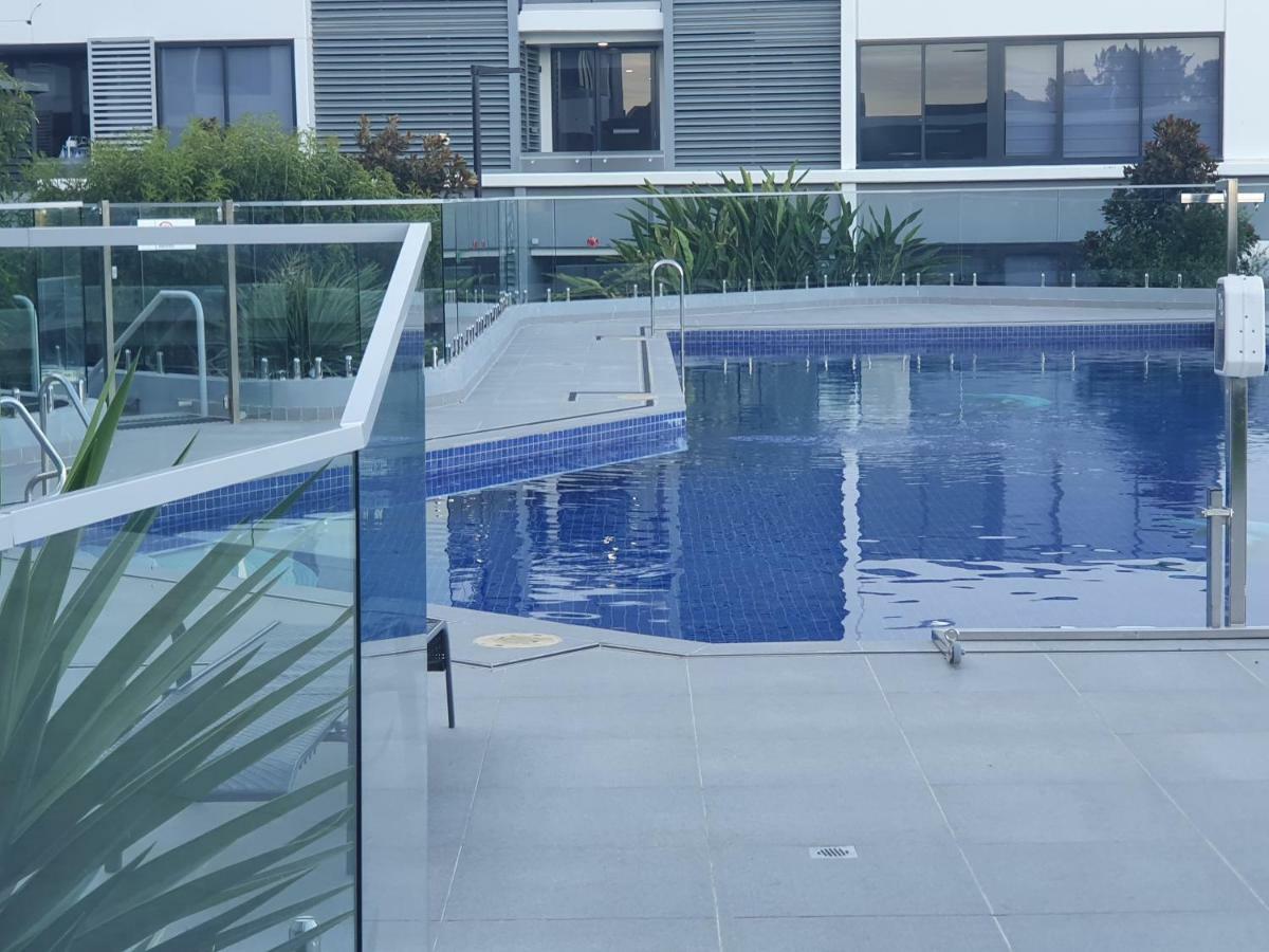 Lavish Quarters - 2 Bed 2 Bath, Parking, Sleeps 5, Indoor & Outdoor Pool, Spa,sauna,gym - No Parties Apartment Sydney