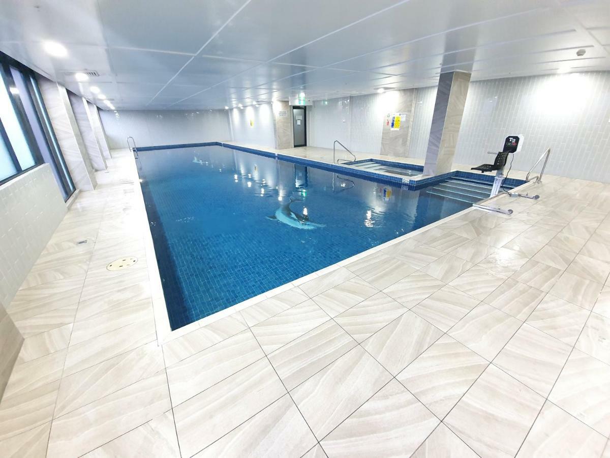 Lavish Quarters - 2 Bed 2 Bath, Parking, Sleeps 5, Indoor & Outdoor Pool, Spa,sauna,gym - No Parties Sydney