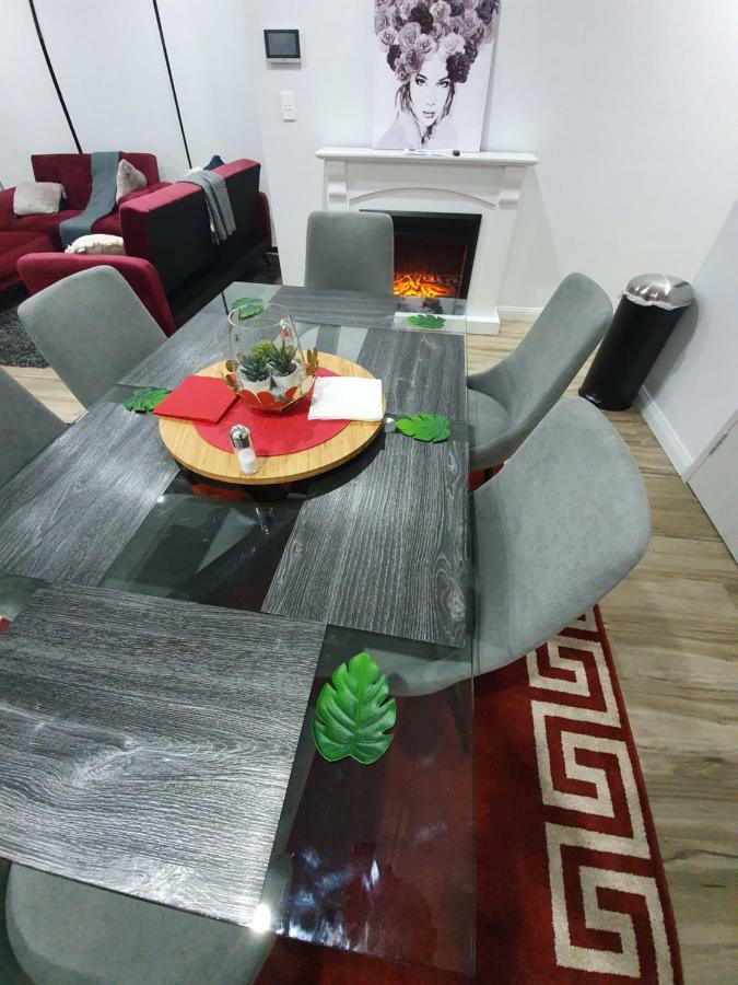 Apartment Lavish Quarters - 2 Bed 2 Bath, Parking, Sleeps 5, Indoor & Outdoor Pool, Spa,sauna,gym - No Parties Sydney