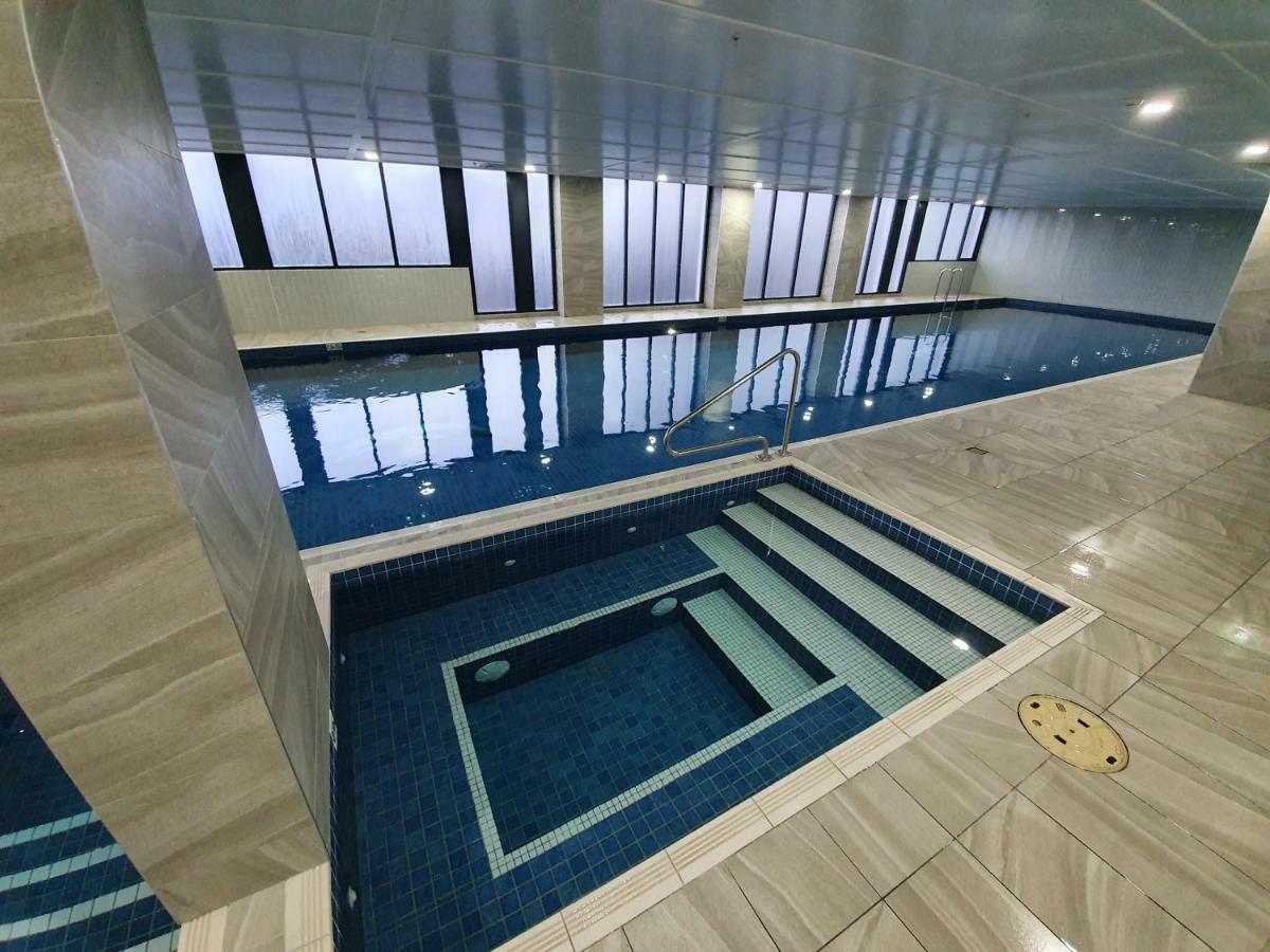 Apartment Lavish Quarters - 2 Bed 2 Bath, Parking, Sleeps 5, Indoor & Outdoor Pool, Spa,sauna,gym - No Parties