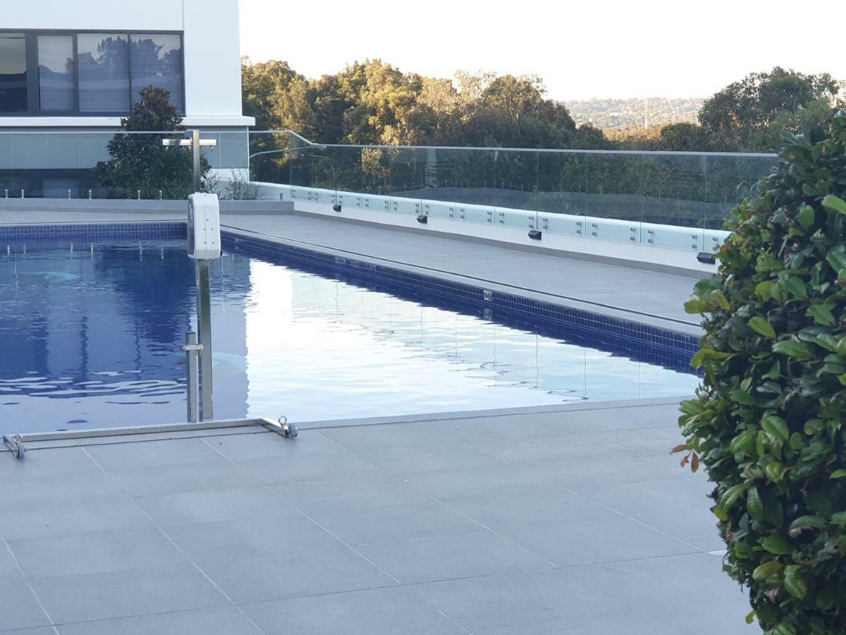 Lavish Quarters - 2 Bed 2 Bath, Parking, Sleeps 5, Indoor & Outdoor Pool, Spa,sauna,gym - No Parties Apartment Sydney