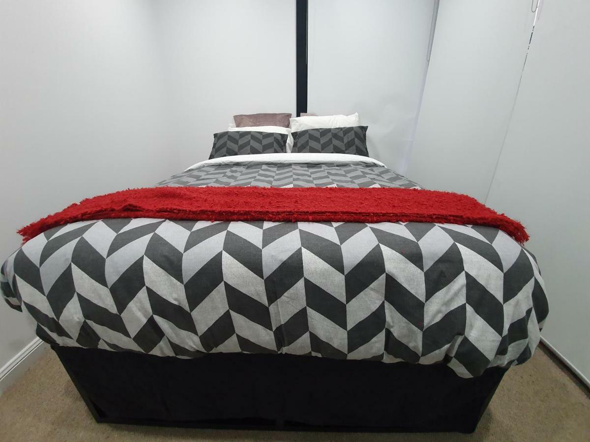 Lavish Quarters - 2 Bed 2 Bath, Parking, Sleeps 5, Indoor & Outdoor Pool, Spa,sauna,gym - No Parties * Sydney