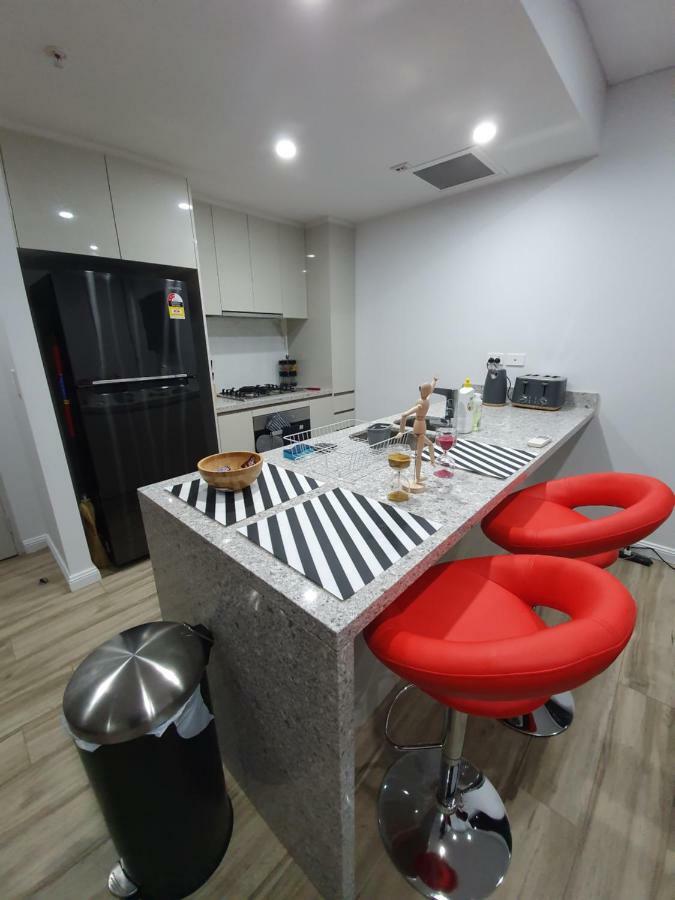 Apartment Lavish Quarters - 2 Bed 2 Bath, Parking, Sleeps 5, Indoor & Outdoor Pool, Spa,sauna,gym - No Parties Sydney