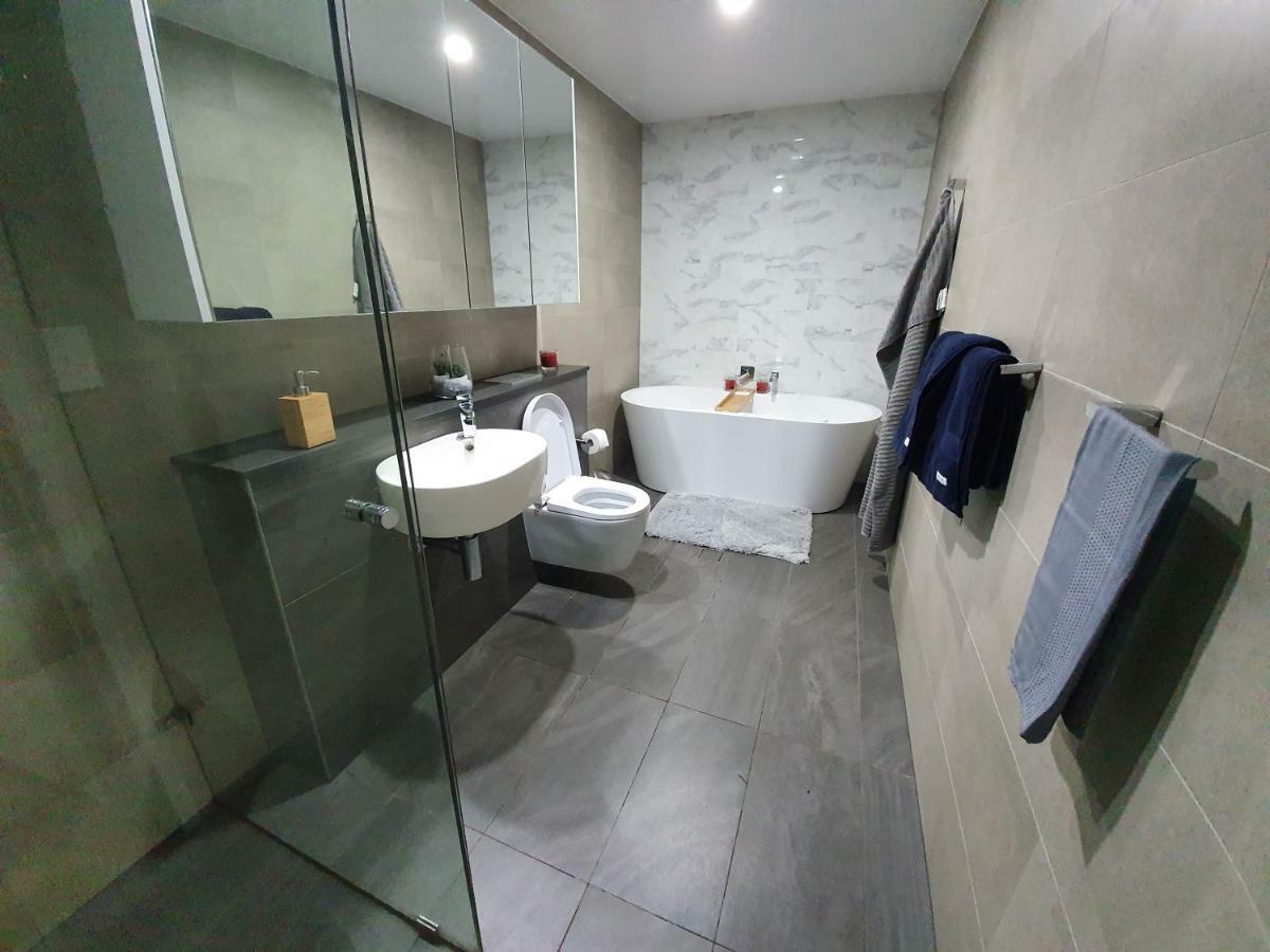 Lavish Quarters - 2 Bed 2 Bath, Parking, Sleeps 5, Indoor & Outdoor Pool, Spa,sauna,gym - No Parties Sydney