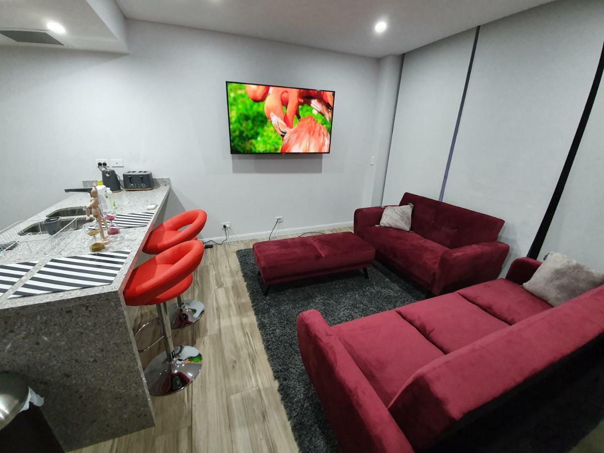 Lavish Quarters - 2 Bed 2 Bath, Parking, Sleeps 5, Indoor & Outdoor Pool, Spa,sauna,gym - No Parties Apartment Sydney