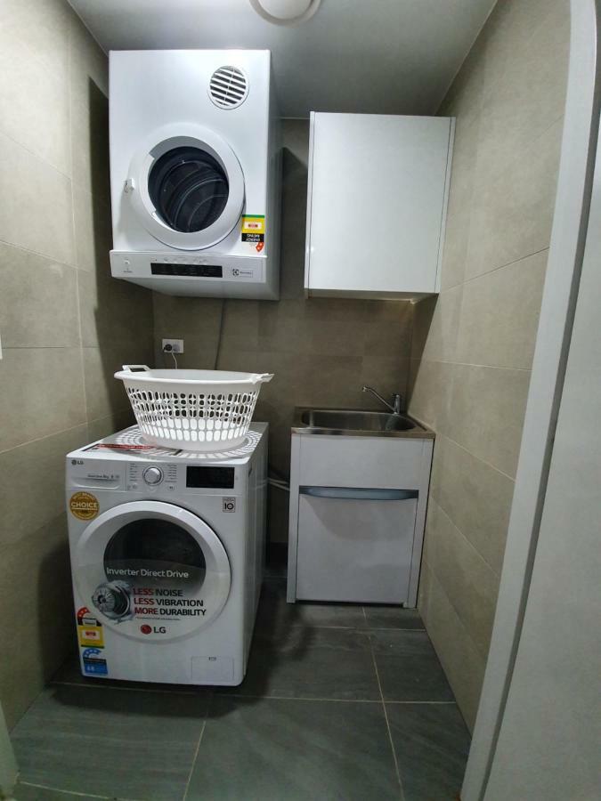 Apartment Lavish Quarters - 2 Bed 2 Bath, Parking, Sleeps 5, Indoor & Outdoor Pool, Spa,sauna,gym - No Parties *