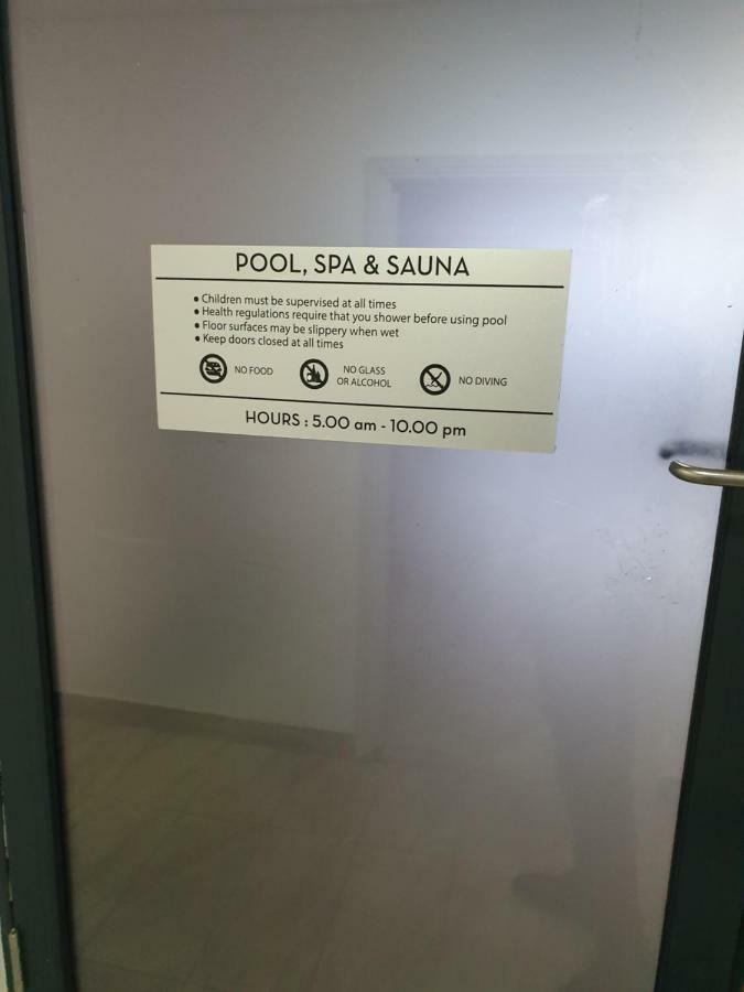 Lavish Quarters - 2 Bed 2 Bath, Parking, Sleeps 5, Indoor & Outdoor Pool, Spa,sauna,gym - No Parties Apartment Sydney