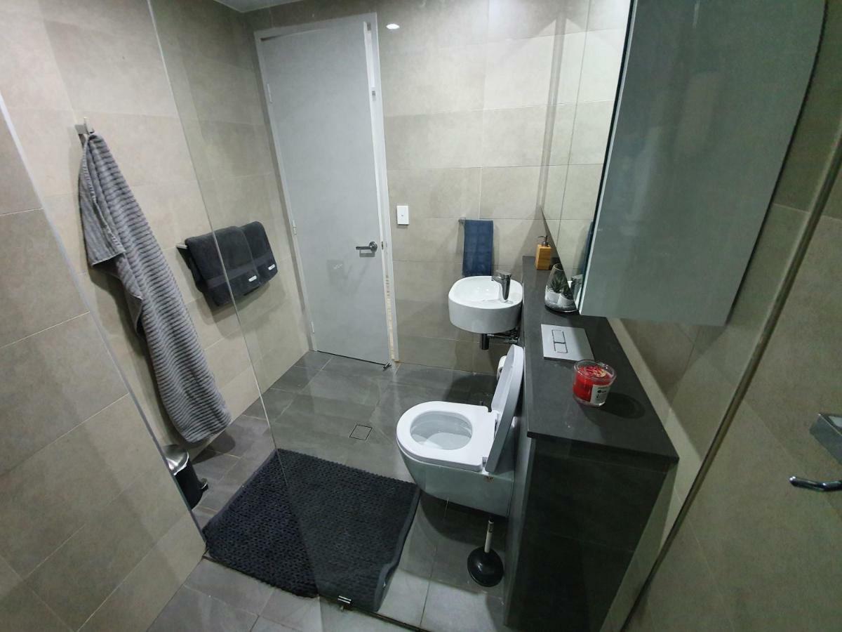 Lavish Quarters - 2 Bed 2 Bath, Parking, Sleeps 5, Indoor & Outdoor Pool, Spa,sauna,gym - No Parties *