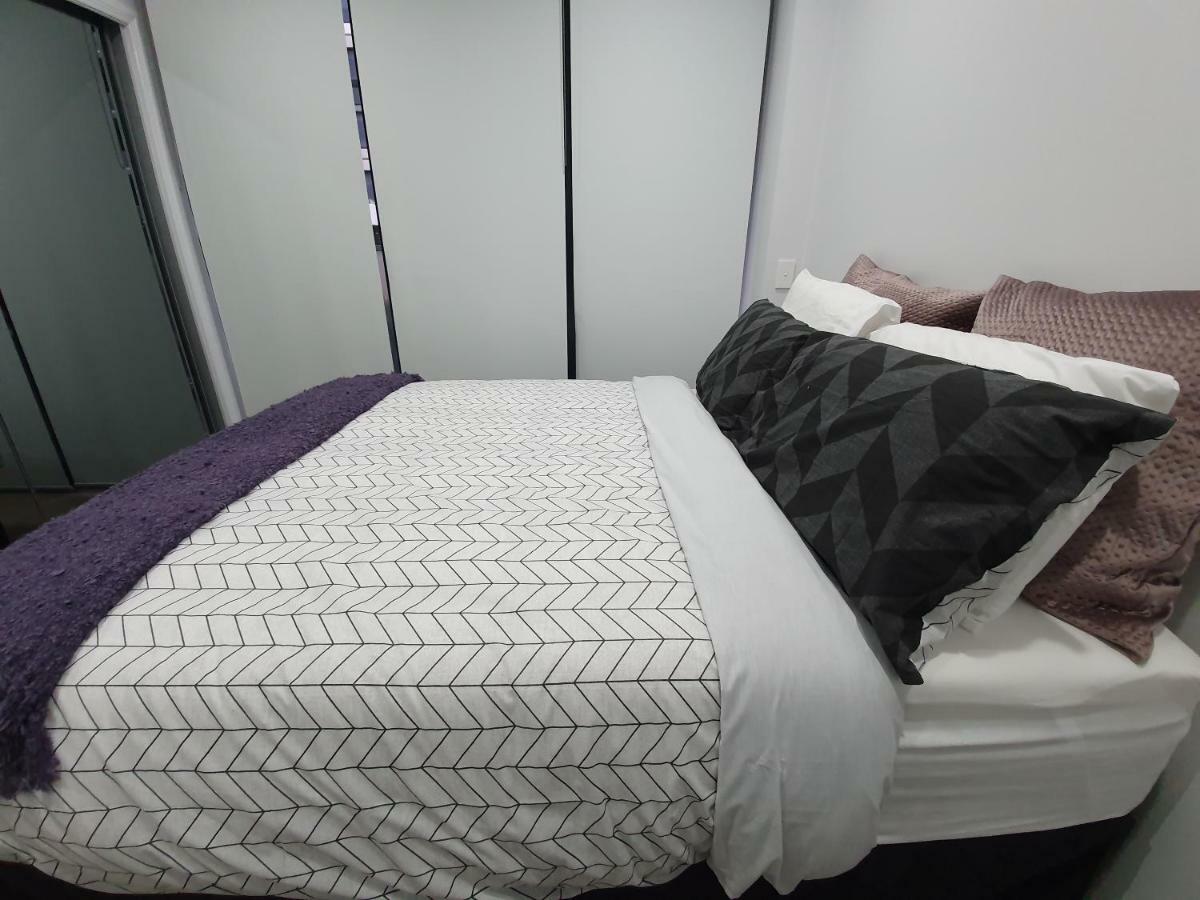 Lavish Quarters - 2 Bed 2 Bath, Parking, Sleeps 5, Indoor & Outdoor Pool, Spa,sauna,gym - No Parties Apartment *