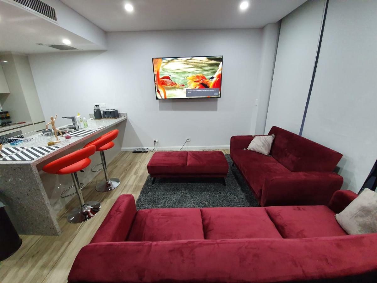 Lavish Quarters - 2 Bed 2 Bath, Parking, Sleeps 5, Indoor & Outdoor Pool, Spa,sauna,gym - No Parties *