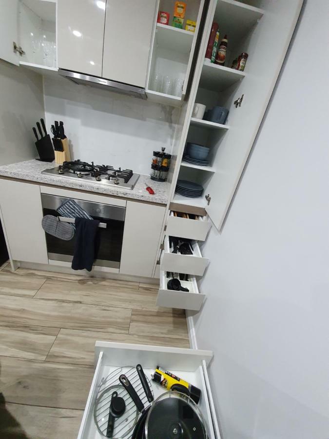 Lavish Quarters - 2 Bed 2 Bath, Parking, Sleeps 5, Indoor & Outdoor Pool, Spa,sauna,gym - No Parties Apartment Sydney