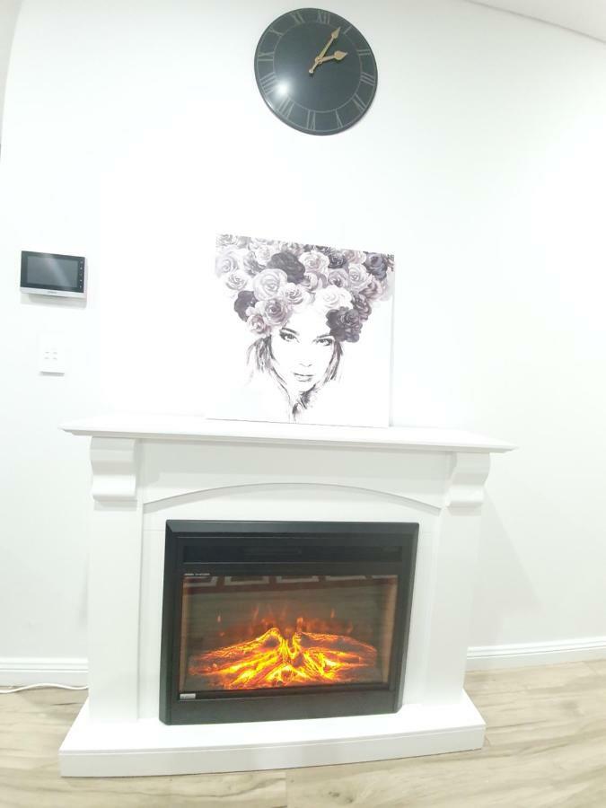 Apartment Lavish Quarters - 2 Bed 2 Bath, Parking, Sleeps 5, Indoor & Outdoor Pool, Spa,sauna,gym - No Parties