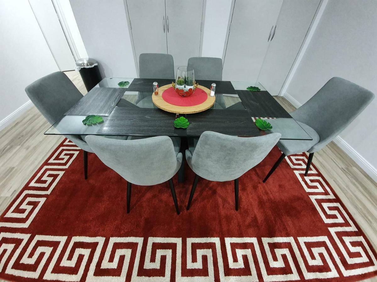 Apartment Lavish Quarters - 2 Bed 2 Bath, Parking, Sleeps 5, Indoor & Outdoor Pool, Spa,sauna,gym - No Parties *