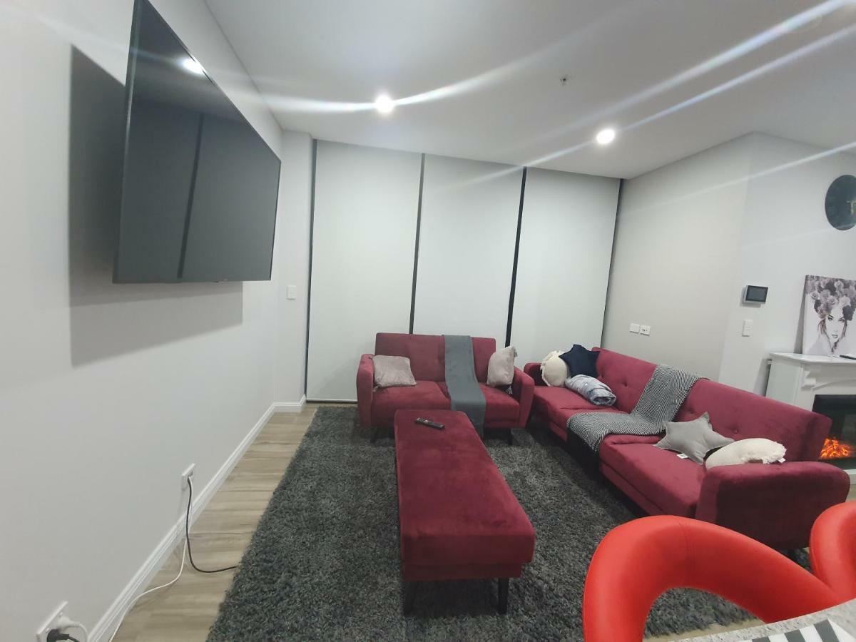 Apartment Lavish Quarters - 2 Bed 2 Bath, Parking, Sleeps 5, Indoor & Outdoor Pool, Spa,sauna,gym - No Parties *