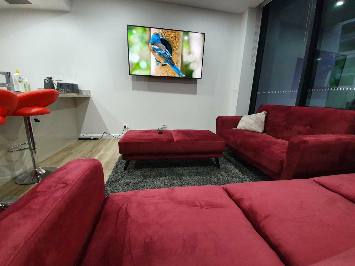 Lavish Quarters - 2 Bed 2 Bath, Parking, Sleeps 5, Indoor & Outdoor Pool, Spa,sauna,gym - No Parties Apartment
