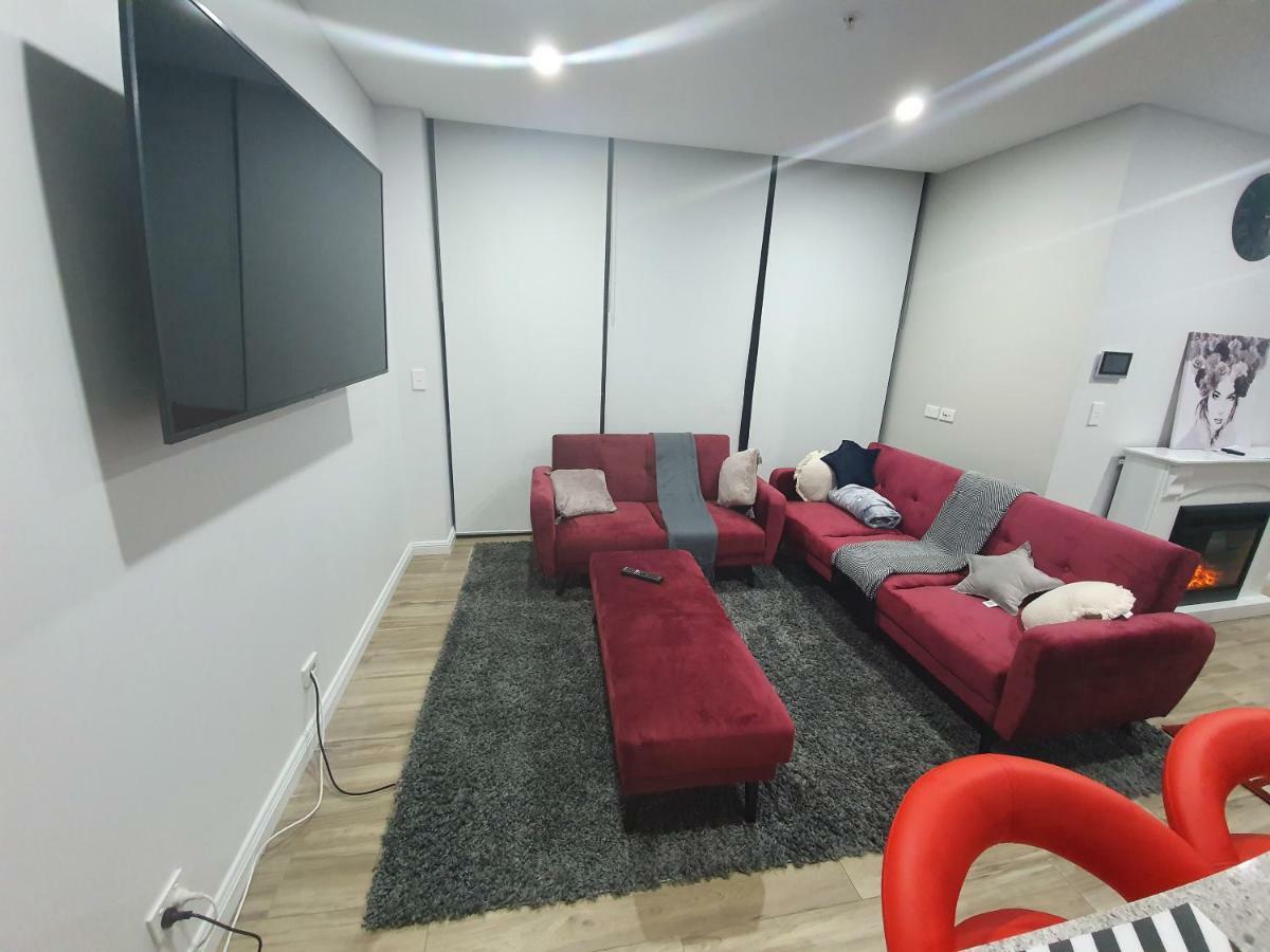 Lavish Quarters - 2 Bed 2 Bath, Parking, Sleeps 5, Indoor & Outdoor Pool, Spa,sauna,gym - No Parties Apartment Sydney