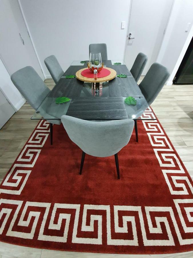 Lavish Quarters - 2 Bed 2 Bath, Parking, Sleeps 5, Indoor & Outdoor Pool, Spa,sauna,gym - No Parties Apartment